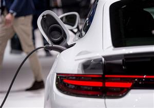 لهذا السبب.. مغامر يسافر عبر 33 دولة بسيارة كهربائية وليس معه أي أموال (فيديو)