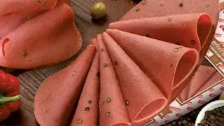 اللانشون أبرزها.. معهد التغذية يحذر من تناول هذه الأطعمة 