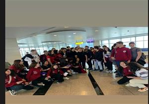 صور| بالورد والتورتة.. الجمهور يستقبل تامر حسني في السعودية