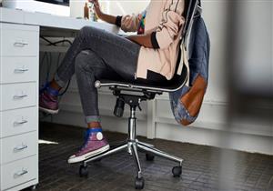  هز الساقين عند الجلوس.. إلى ماذا تشير هذه العادة؟