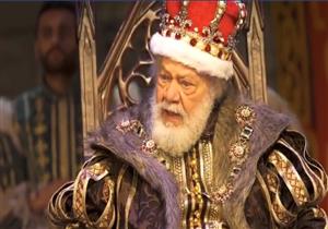 يحيى الفخراني وفريق عمل "الملك لير" بملابس الإحرام 