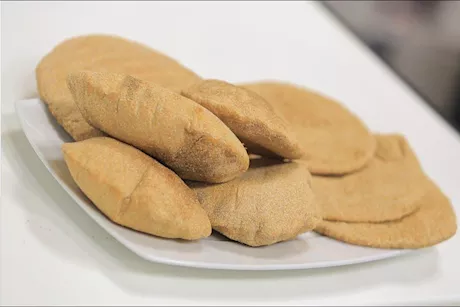 العيش السن وهشاشة العظام- طبيب يوضح حقيقة العلاقة بينهما