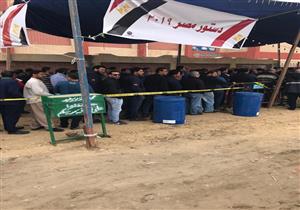 بالصور.. عمال حقل "ظُهر" يدلون بأصواتهم في الاستفتاء ببورسعيد