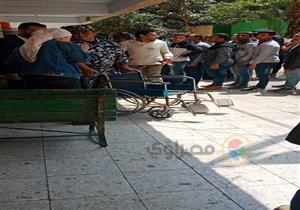 الشرطة تخصص كراسي متحركة لكبار السن لمساعدتهم على المشاركة باستفتاء الدستور بالزمالك - صور