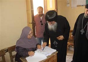 بالصور.. أسقف المنيا يدلي بصوته في الاستفتاء على الدستور 