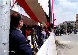 بالأعلام والأغاني الوطنية.. مواطنون يشاركون في الاستفتاء بالتجمع الخامس