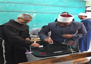 الأب بطرس دانيال يدلي بصوته في التعديلات الدستورية بعابدين