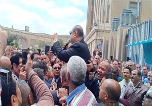 بالصور.. المئات من عمال غزل المحلة ينظمون مسيرة للحث على المشاركة في الاستفتاء