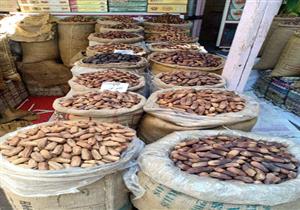 بالأصناف.. تعرف على أسعار البلح الرمضاني في سوق العبور