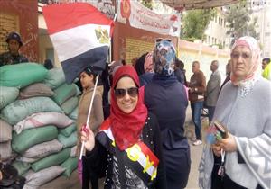 بالصور.. "زغاريد" وطوابير للسيدات أمام لجان الاستفتاء في بورسعيد