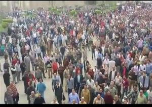 عمال غزل المحلة وكفر الدوار يشاركون في الاستفتاء على تعديلات الدستور 