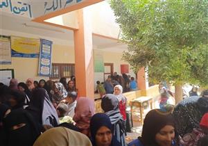 صور| إقبال الناخبين على لجان الاستفتاء في "الصوامعة" بسوهاج