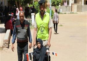 الداخلية توفر كراسي متحركة وسيارات خاصة لكبار السن في الاستفتاء (فيديو)