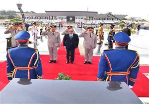 السيسي يضع إكليلًا من الزهور على النصب التذكاري للجندي المجهول