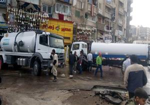 صور| سببت ارتباكًا مروريًا.. انفجار ماسورة مياه في ميدان الساعة شرقي الإسكندرية