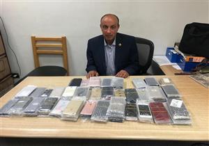 بـ620 ألف جنيه.. إحباط محاولة تهريب هواتف محمولة داخل حقيبة في مطار برج العرب - صور