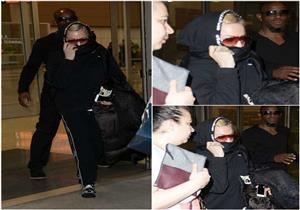 مادونا تهرب من مصوري الباباراتزي وتتخفي بمطار لاس فيجاس