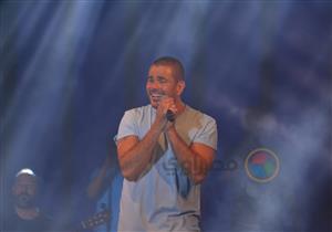 بالصور- عمرو دياب يتألق في حفل الجامعة البريطانية