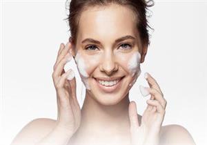 كيف تنظفين بشرتك الدهنية؟ 