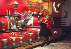 مي حلمي تنشر صورة بجوار دولاب بطولات النادي الأهلي