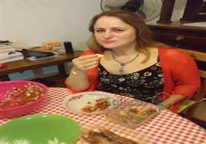 صور| "سيلفي" تأكل فسيخ لأول مرة.. قصة فرنسية مع شم النسيم في الإسكندرية 