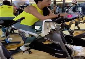 بالصور والفيديو.. رانيا يوسف تمارس التمارين في الجيم