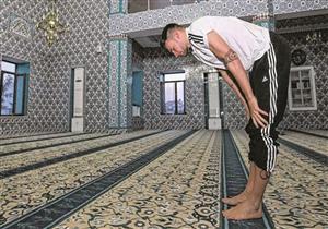 هل تجوز صلاة الرجل مكشوف الذراعين؟.. أمين الفتوى يجيب