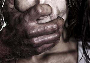 صورها في أوضاع مخلة.. فتاة تتهم "كفيفًا" باستدراجها واغتصابها في النهضة