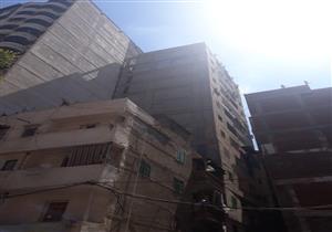  بعد إخلاء السكان.. إزالة عقار مائل مكون من 13 طابقا في الإسكندرية (صور)