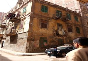 صور| تحطم سيارة في انهيار جزئي لعقار بالإسكندرية.. و"الحي" يخلي السكان