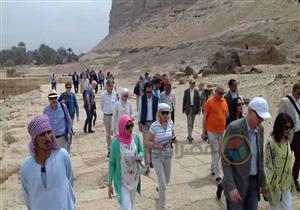 صور| شيده والد "كليوباترا".. سفراء 37 دولة يتفقدون معبد "أتربيس" في سوهاج 