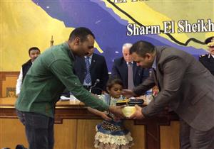 بالصور.. محافظ جنوب سيناء يهدي طفلة جهازا سمعيا بـ 175 ألف جنيه