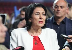 رئيسة جورجيا تتلقى لقاح كورونا أمام شاشات التلفاز 