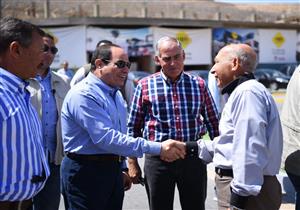 السيسي يؤدي صلاة الجمعة بمسجد "الحي القيوم".. ويتفقد منطقة النخيل