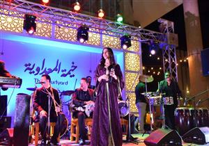  كارمن سليمان بـ"العباءة" في افتتاح خيمة المعدوية 