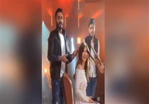 بالصور|  تامر حسني يصفف شعر نانسي عجرم في كواليس "فرق كبير"
