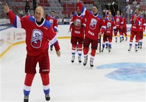 بوتين يتباهى ب"دبلوماسية الهوكي" ويهوي على الجليد