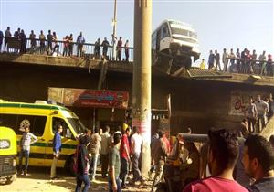 مصرع وإصابة 4 أشخاص في اصطدام أتوبيس بسور دائري المرج- (صور)