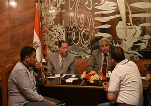 محافظ أسوان يستمع لمشكلات المواطنين في اللقاء الأسبوعي