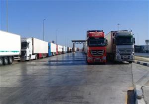 تداول 298 شاحنة بضائع و150 سيارة بموانئ البحر الأحمر