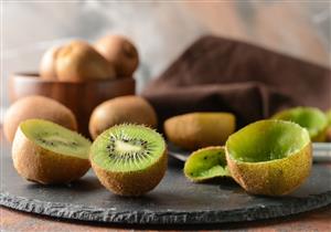 الكيوي .. كنز من فيتامين C: السر في ثمرتين يوميا  