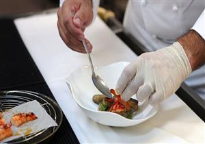 صاحب عملي يجعلني أستخدم منتجات منتهية الصلاحية.. فهل أتركه؟ .. المفتي السابق يجيب