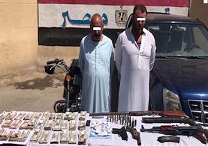 بكيلو هيروين وترسانة أسلحة.. سقوط عنصرين إجراميين بكفر الشيخ