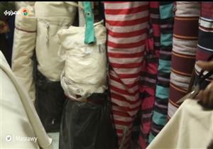 قبل الذهاب للبلاج.. مراحل تصنيع الشماسي بمنطقة الخيامية