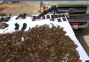 بالفيديو.. لحظة ضبط عنصر إجرامي وبحوزته 12 سلاحًا ناريًا و4 آلاف طلقة بمطروح