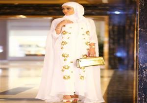 لإطلالة محتشمة وكاجوال..طرق تنسيق العباءة لسهرات رمضان