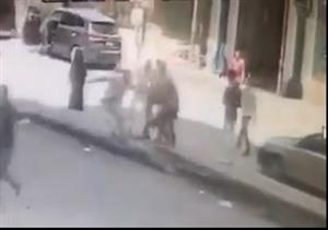 فيديو.. لحظة اختطاف شاب وهتك عرضه لإجباره على الزواج من فتاة في شبرا