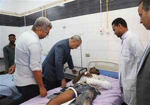  بالصور.. محافظ قنا يطمئن على حالة المصابين في حادث تصادم الطريق الصحراوي