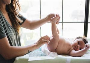  اخضرار براز طفلِك دليلًا على مرضه.. إليكِ الأسباب وطرق العلاج