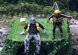 خالد الصاوي يصارع الأمواج في شلال رامز -فيديو